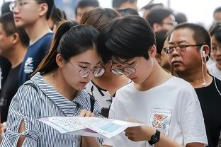 文班亚马今日学习如何打冰球？这一招一式还挺像那么回事儿~